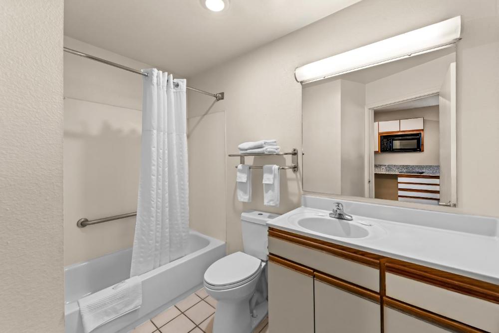 Queen Suite with Sofa Bed - Non-Smoking interior